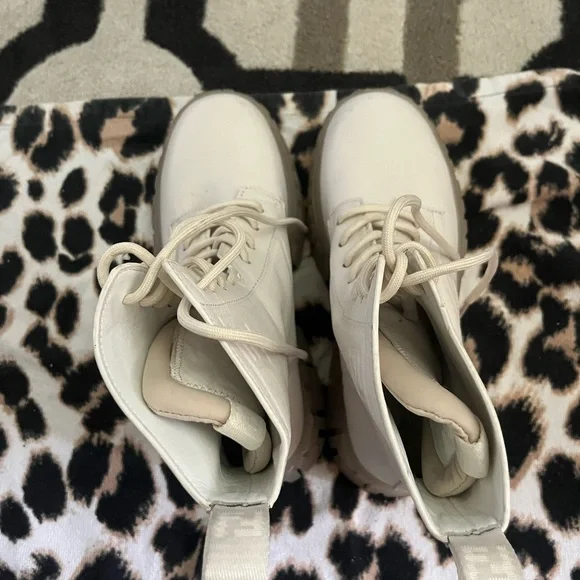 Worn 2x Fendi combat boots. Size 38 - Picture 5 of 6